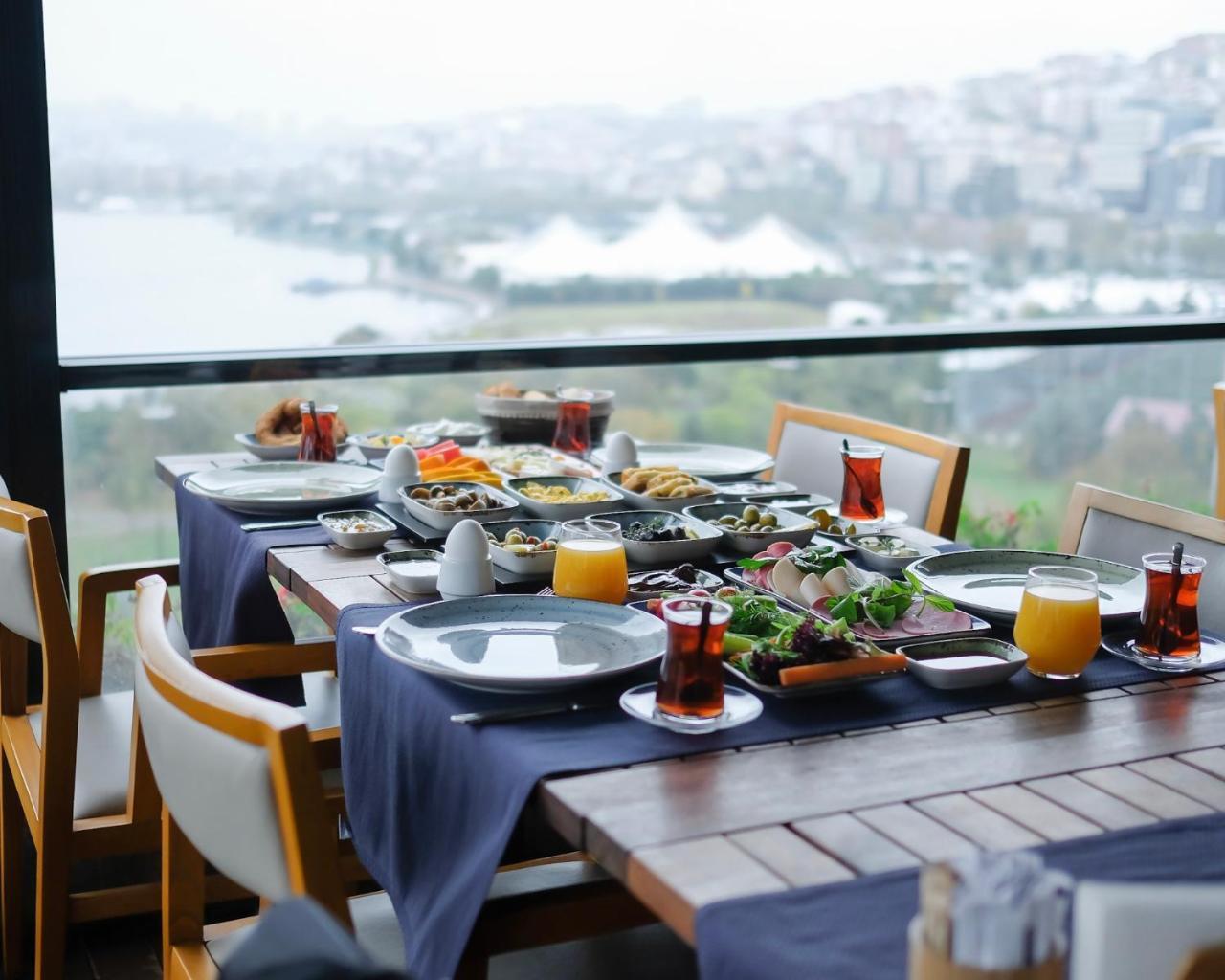 Terrace Golden Horn Istanboel